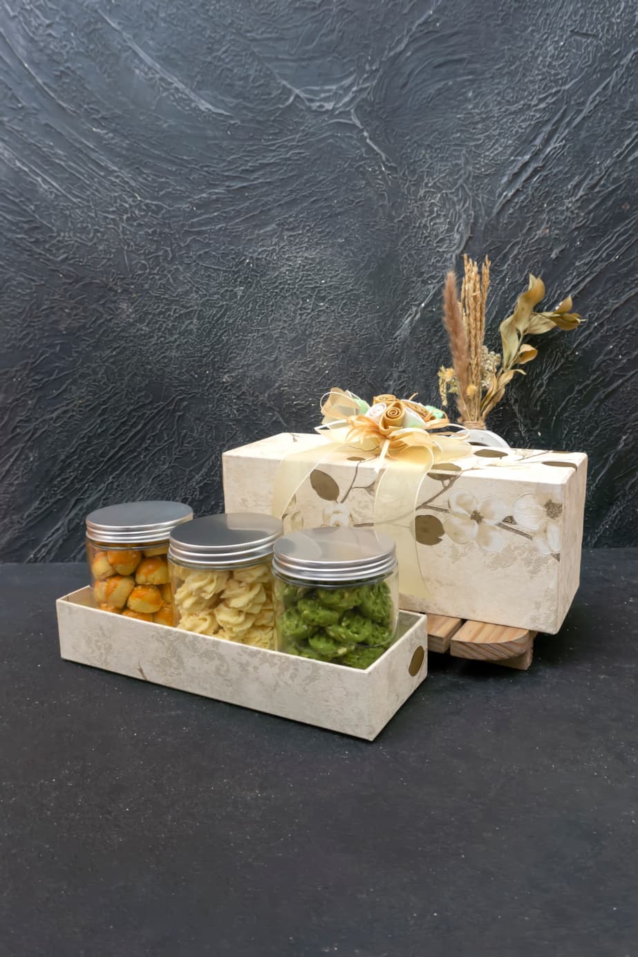 hamper kue kering Quelita – paket isi nastar, kastengel, putri salju, lidah kucing, atau kue kering lain sesuai pilihan dalam box eksklusif halal