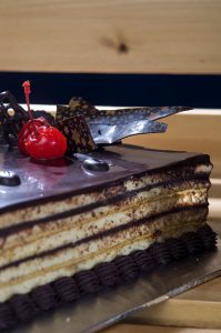 Opera-cake-paduan-creamy-coklat-whipping-cream-dengan-cake-almond-dan-rasa-kopi-yang-halus