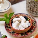 putri salju Quelita – kue kering resep klasik dengan kacang mede lembut bertabur gula halus tanpa pengawet