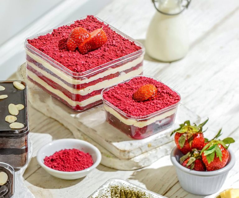 Red-Velvet -Cake-elegan-dengan-cream-cheese-frosting-dessertBox